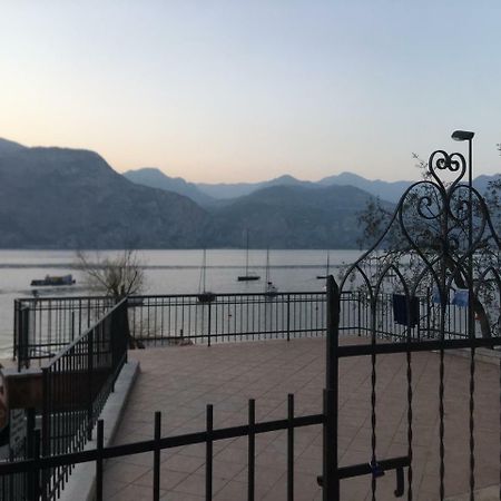 Casa Ines Fronte Lago Lejlighedshotel Brenzone sul Garda Eksteriør billede