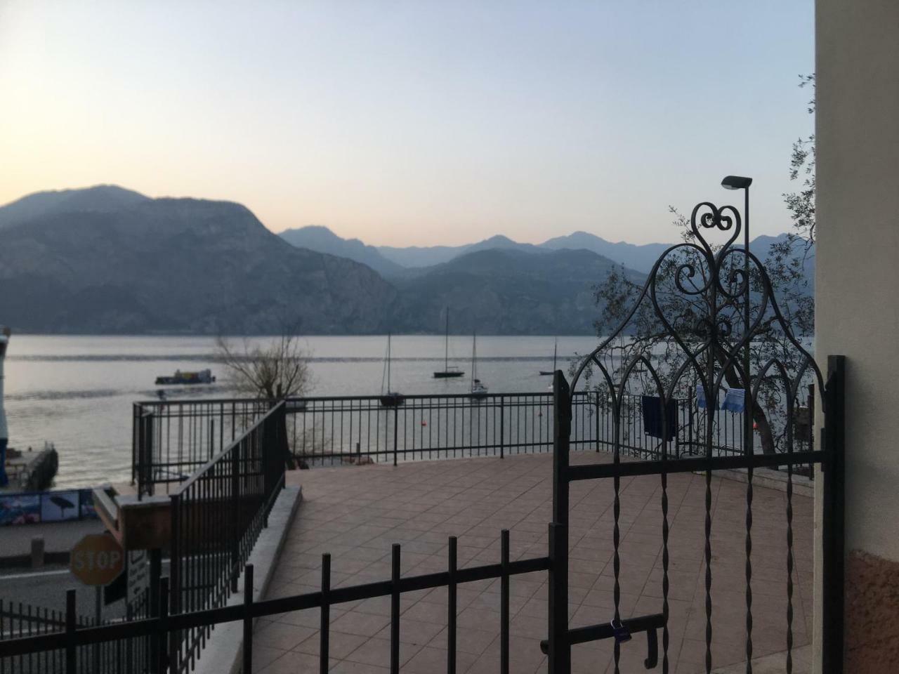 Casa Ines Fronte Lago Lejlighedshotel Brenzone sul Garda Eksteriør billede