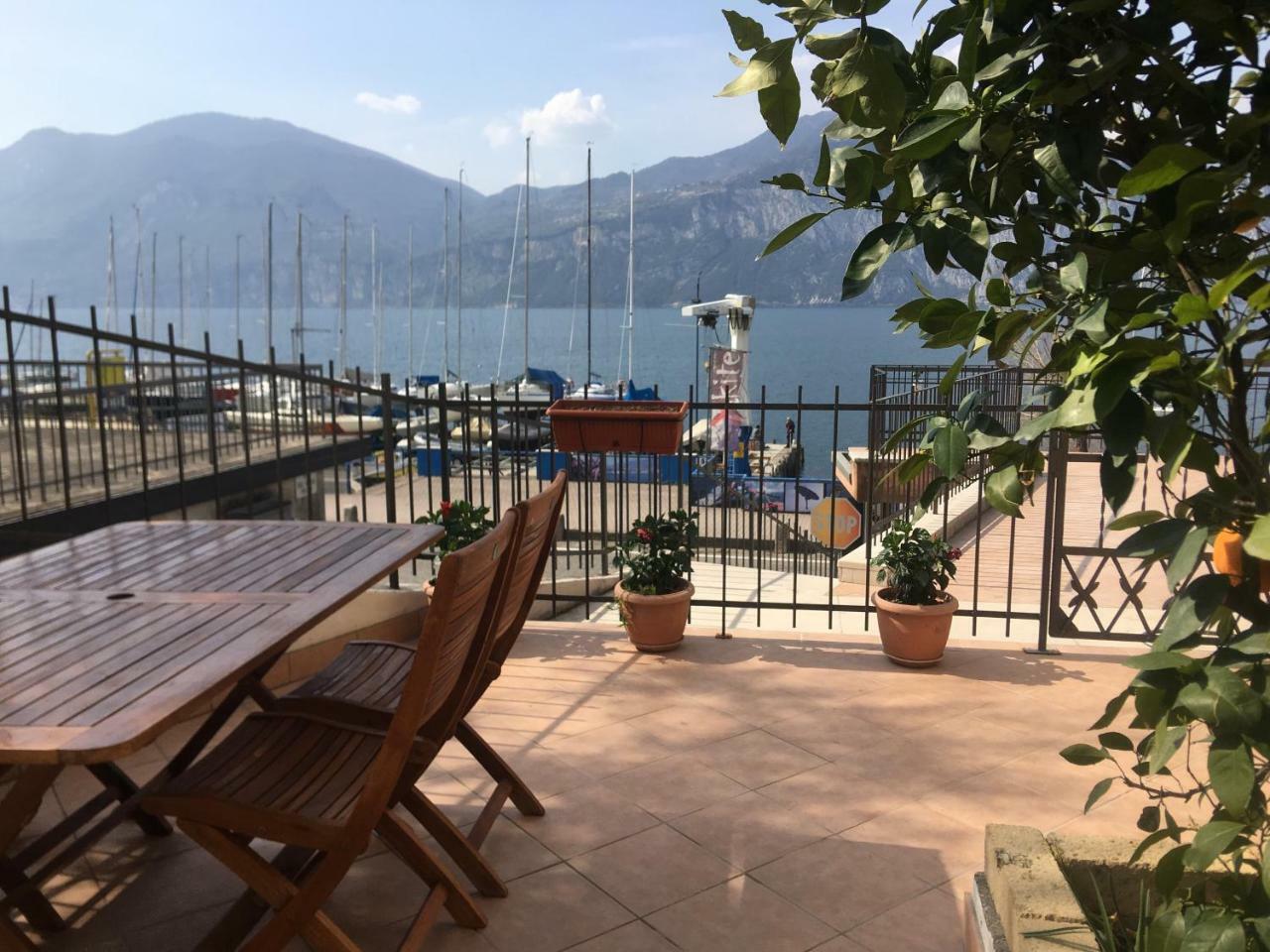 Casa Ines Fronte Lago Lejlighedshotel Brenzone sul Garda Eksteriør billede